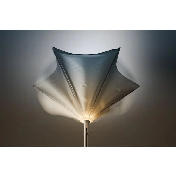 Coroa LED iluminando o tecido do Anamon por baixo