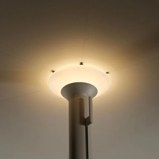 Detalhe da coroa LED do guarda-sol Anamon iluminada em luz quente