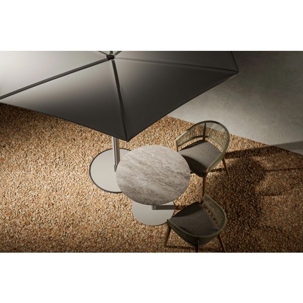 Anamon aberto sobre mesa com cadeiras em ambiente externo