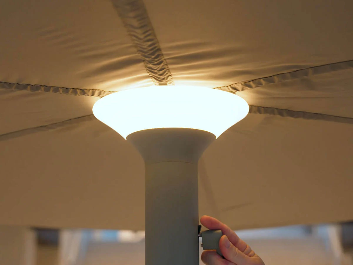 Coroa LED do Anamon acesa com luz quente